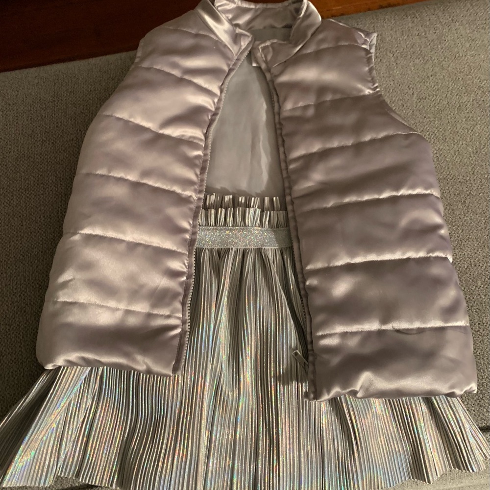 Girls Wonder Nation 2 pc skirt set . In silver. Preowned. Gently used. M(7,-8).